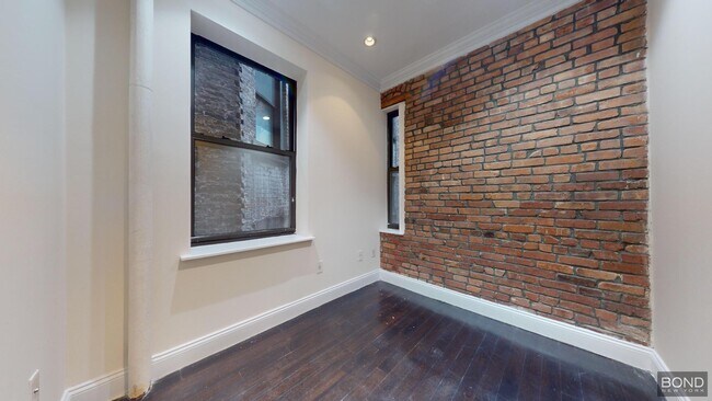 Building Photo - 610 E 9th St