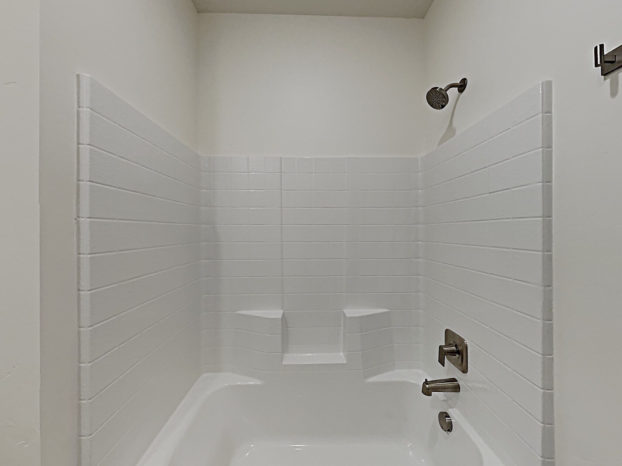 Building Photo - 954 N Barkvine Ave