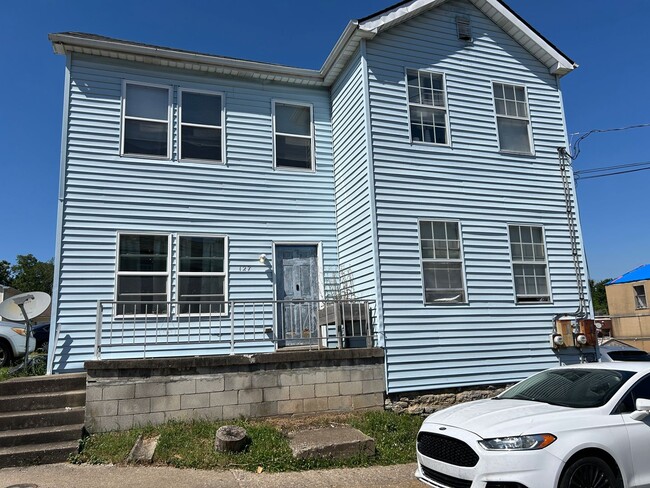 Building Photo - 2 Bedroom Duplex within walking distance o...