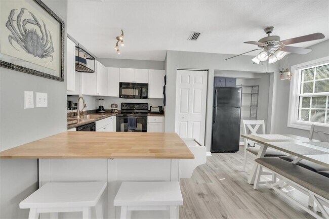 Building Photo - 102 Pompano Dr SE