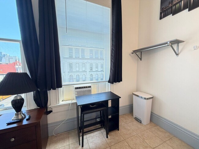 Building Photo - Furnished Unit for Rent in Historic Downtown Cole Block Building