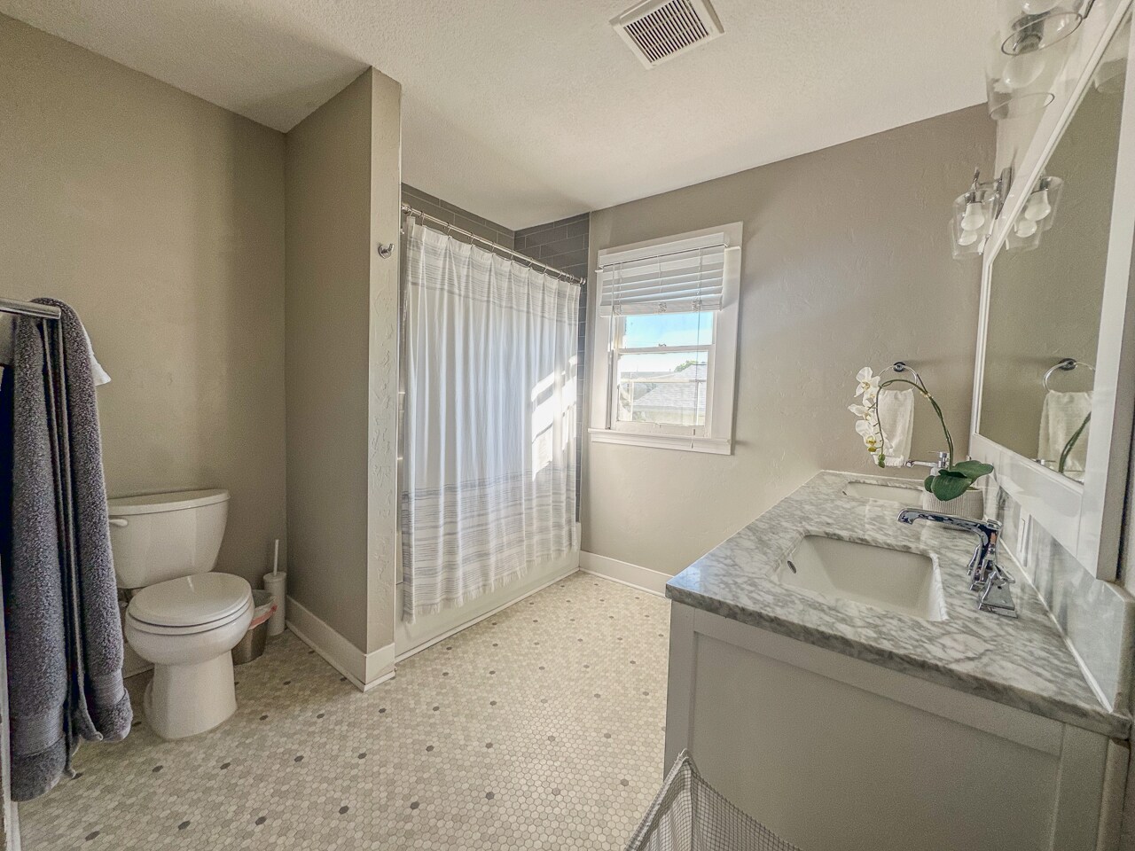 Building Photo - 5532 N Haight Ave