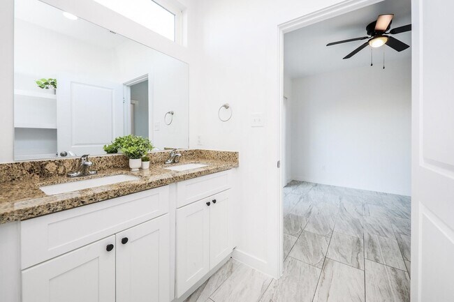 Building Photo - 3911 Casa Blanca Lake Rd