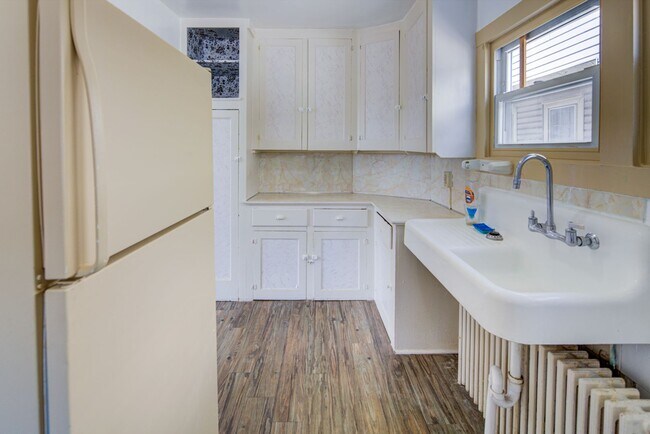 Building Photo - Walking distance to UD campus Available Ju...