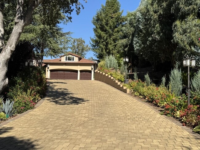 Building Photo - 13605 Surrey Ln