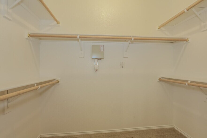 Building Photo - 6416 Freshwater Ln