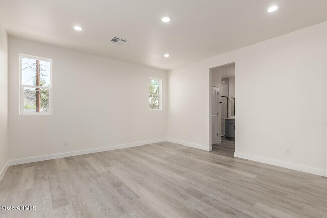 Building Photo - 957 E Desert Dr