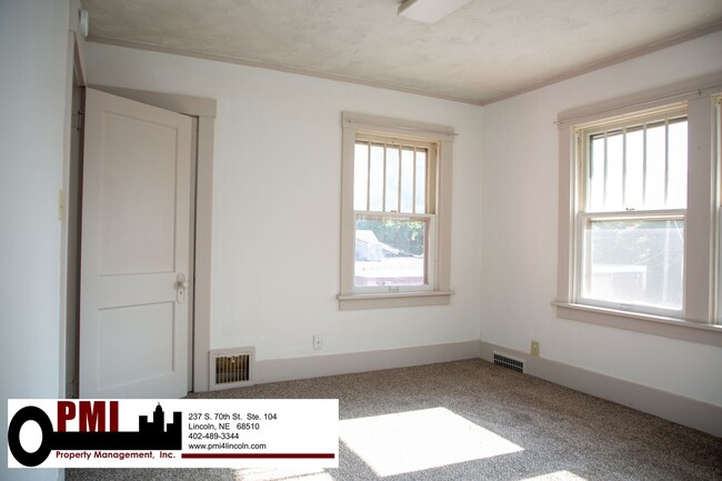 Building Photo - 4 Bedroom, 1.5 bathroom House For Rent; Av...