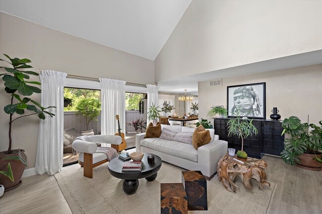 Building Photo - Charming Townhome in Turtle Rock