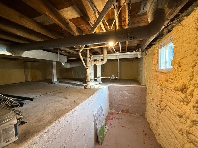 Building Photo - One bedroom, one and half bathroom, pet friendly home on large lot!