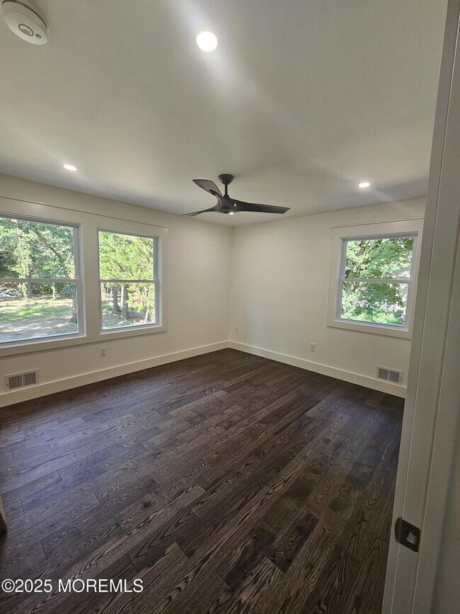 Building Photo - 741 Lakehurst Ave