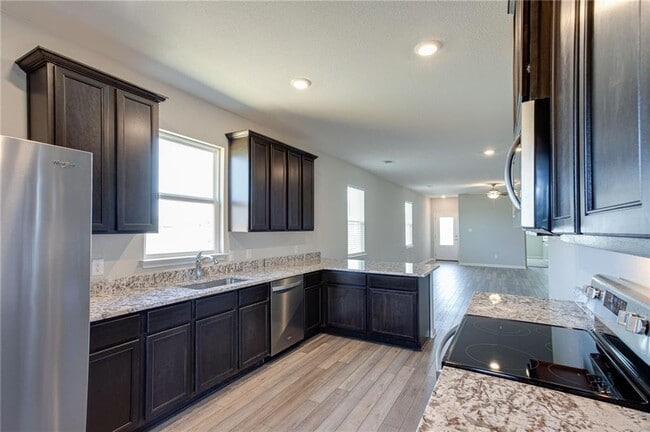 Building Photo - 520 Republic Dr