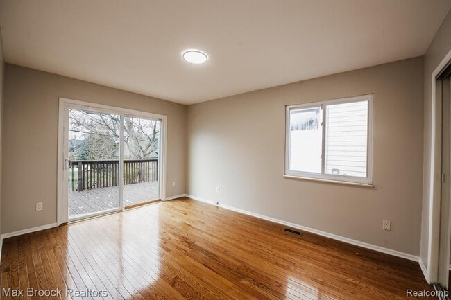 Building Photo - 5528 Sunnycrest Dr