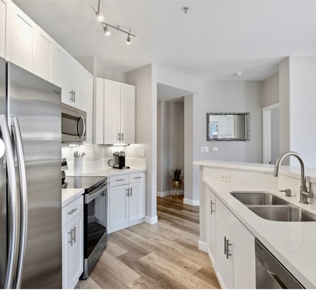 Building Photo - Corner Penthouse Unit