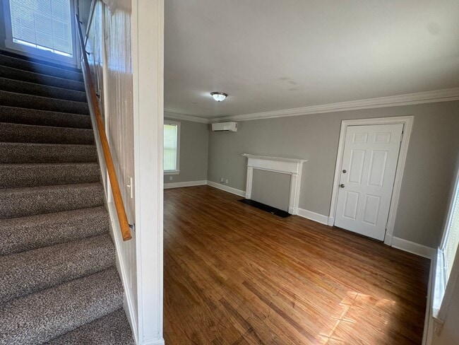 Building Photo - Narrow Lane Home
