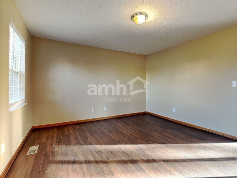 Building Photo - 7036 Maple Crest Ct