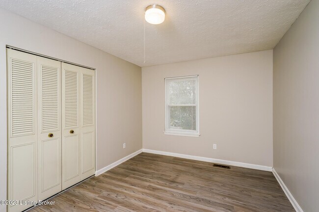 Building Photo - 10509 Hillpark Dr