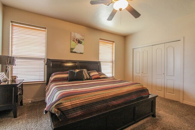 Building Photo - Plenty of space with this 4 Bedroom, 2 Bat...
