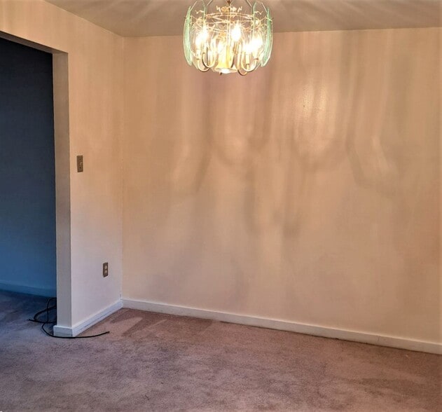 Dining area - 3309 W Run Rd