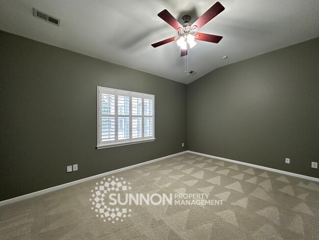 Building Photo - Charming 3-Bedroom Ranch with Sunroom & Wo...