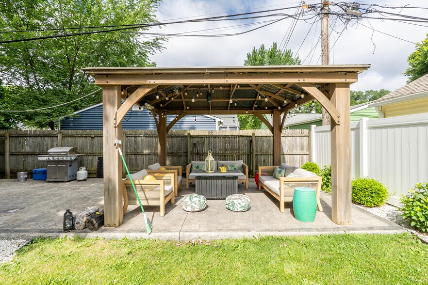 Building Photo - 1328 McLean Ave