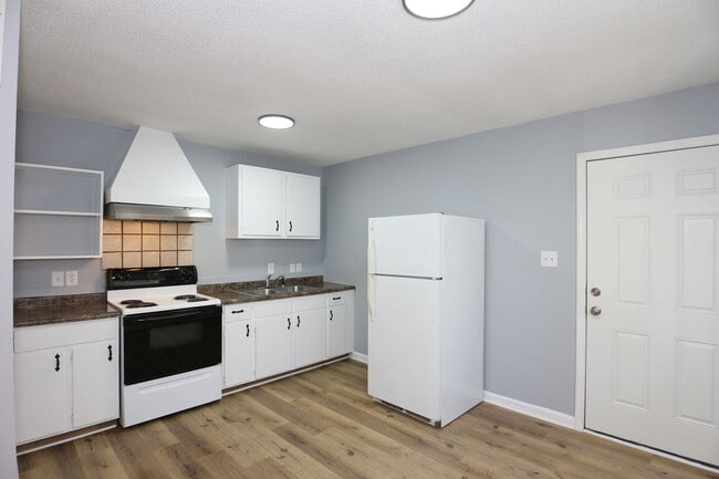 Building Photo - Newly Remodeled 3 Bedroom Home