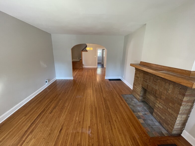 Building Photo - 2956 Indianola Ave