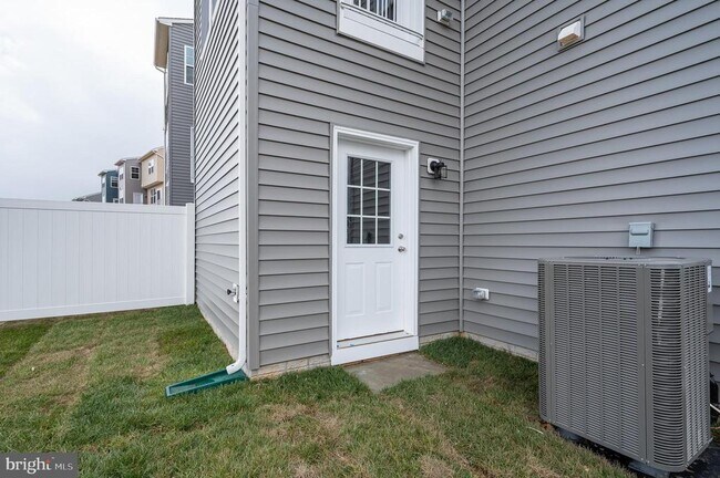 Building Photo - 301 Hillsdale Pl