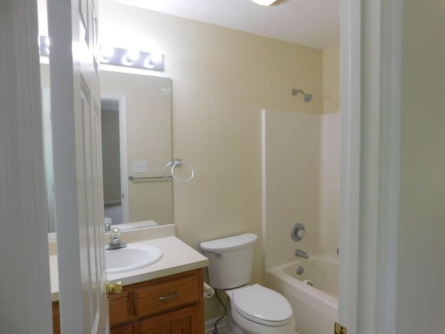 Building Photo - 102 Meadowbrook Dr