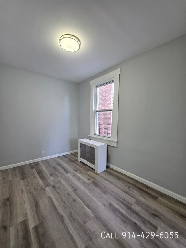 Building Photo - 157 Voss Ave