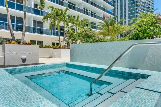 Building Photo - 600 NE 27th St