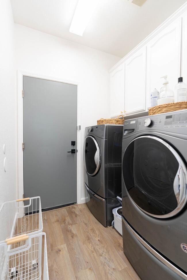 Building Photo - 1894 Pyramid Creek Dr