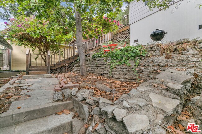 Building Photo - 2540 1/2 Glen Green St