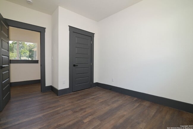 Building Photo - 207 Loretta Pl