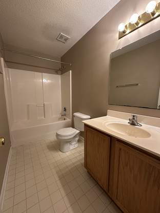 Building Photo - Great 4 Bedroom Home with Bonus Room In Country Club Estates-1112 Westmoreland Dr.