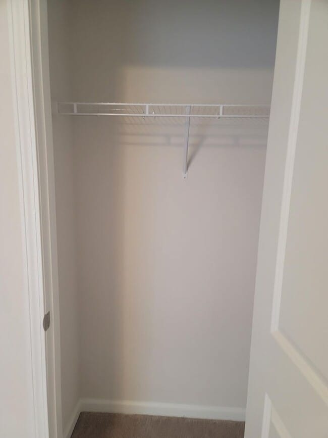 Building Photo - 3 Bed/ 2 full + 2 1/2 baths NEW Boiling Sp...
