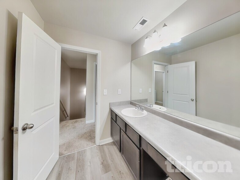 Building Photo - 656 Armitage Way