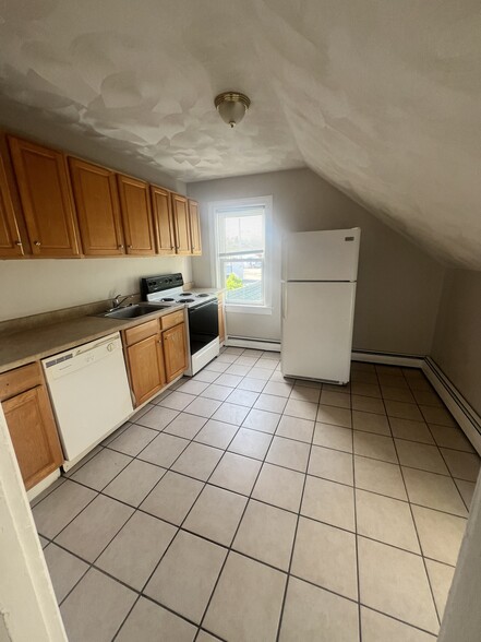Share kitchen with 2 more tenants - 24 Lincoln Ave