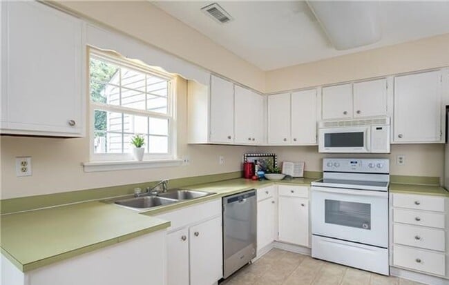 Building Photo - Remodeled Townhome!