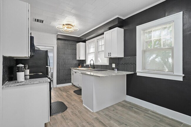 Building Photo - 1829 Hollenbeck Dr