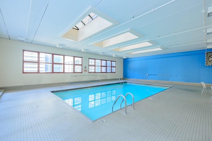 Pool - 200 N Dearborn St