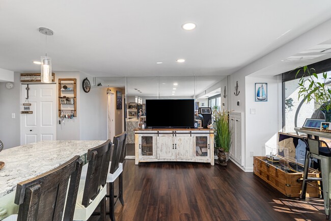 Building Photo - 3558 Shore Dr