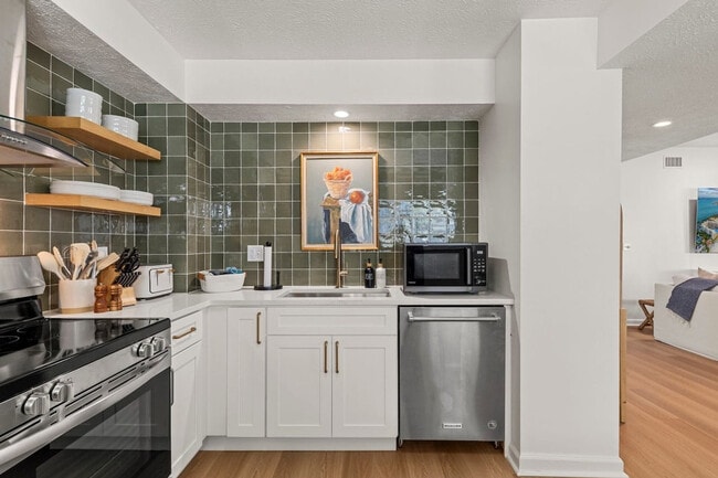 Building Photo - 169 Pompano St