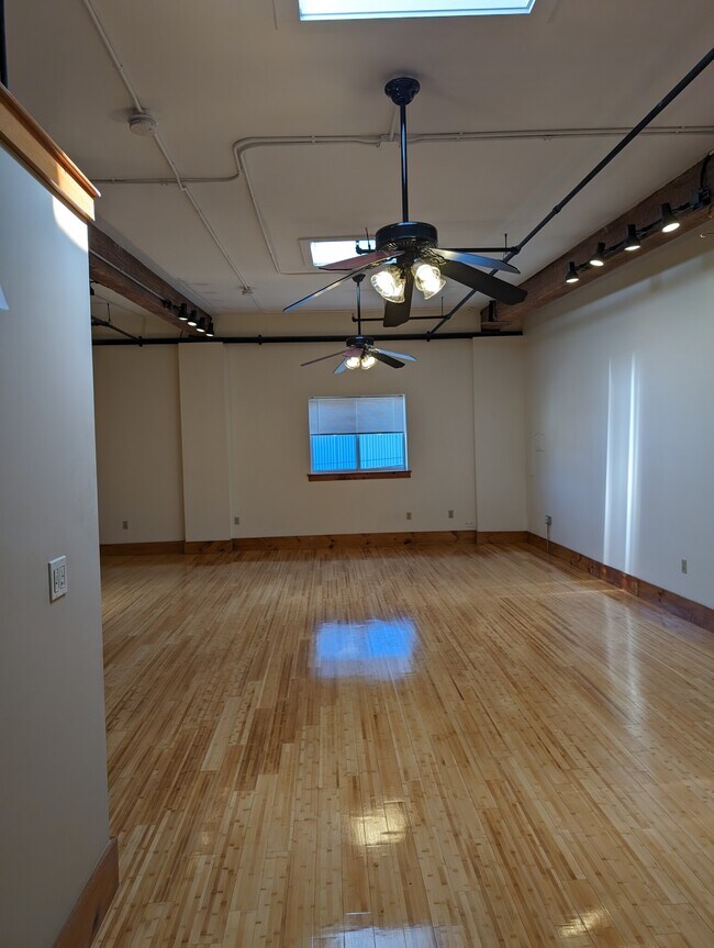 Building Photo - 100 Gibson St