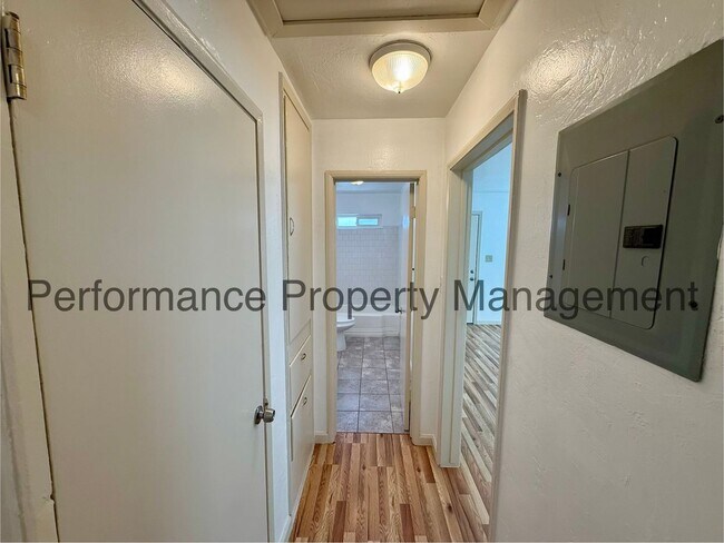 Building Photo - 720 Woodrow Ave