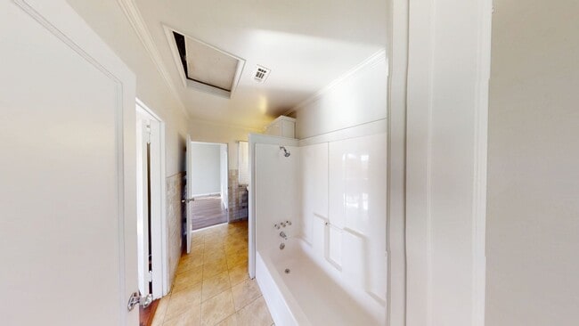 Building Photo - Cozy 2 bedroom 1 bathroom home!