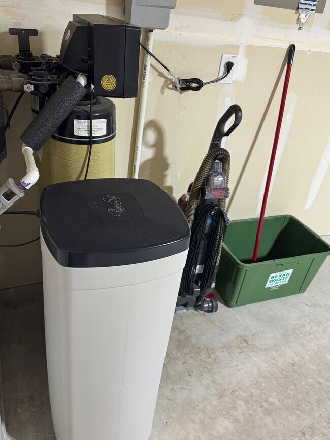 Building Photo - 232 Weeping Willow