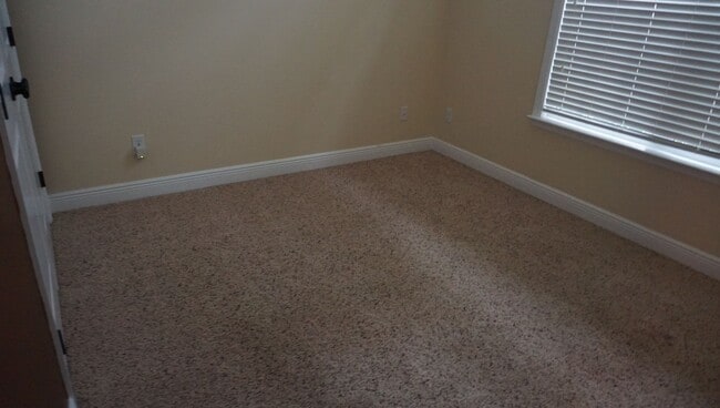 Building Photo - 4 bedroom in Crestwood-convenient location