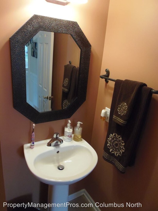 Building Photo - 3 br, 2.5 bath House - 7518 Scioto Parkway