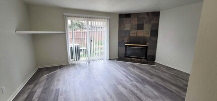 Building Photo - Spacious & Modern Townhouse